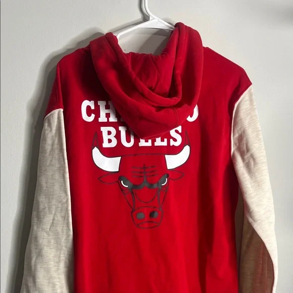 NBA Chicago Bulls Red and Cream Hoodie with Logo - Picture 6 of 6